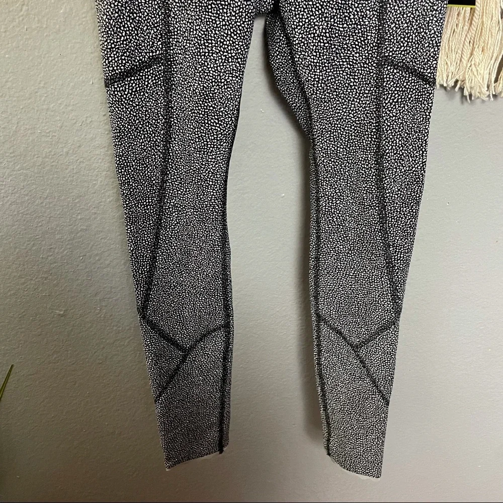 LULULEMON NWT 2 XS Tight Stuff Leggings Pants Fitness Gym workout yoga Pilates - Picture 6 of 12